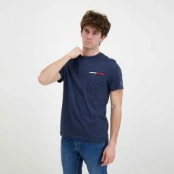 Nuovo di zecca ๐ TOMMY ๐ JEANS T-SHIRT ESSENTIAL TASCHINO Blu ๐งจ 10 Nuovo di zecca ๐ TOMMY ๐ JEANS T-SHIRT ESSENTIAL TASCHINO Blu ๐งจ -Offerte Novitร Negozio tommy jeans dm0dm13063 t shirt essential flag pocket casual uomo 045111401 c87 4